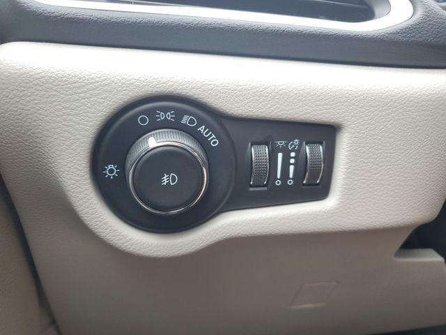 Photo of 2023 Bright White Clearcoat Chrysler Pacifica