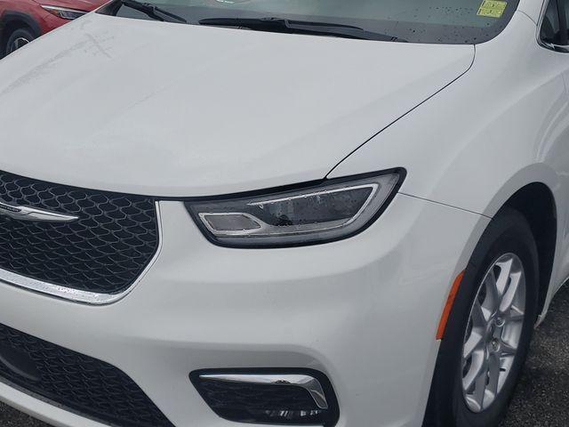 Photo of 2023 Bright White Clearcoat Chrysler Pacifica