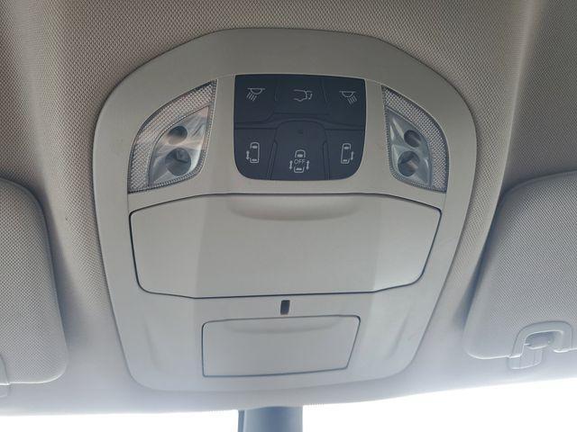 Photo of 2023 Bright White Clearcoat Chrysler Pacifica