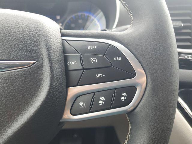 Photo of 2023 Bright White Clearcoat Chrysler Pacifica