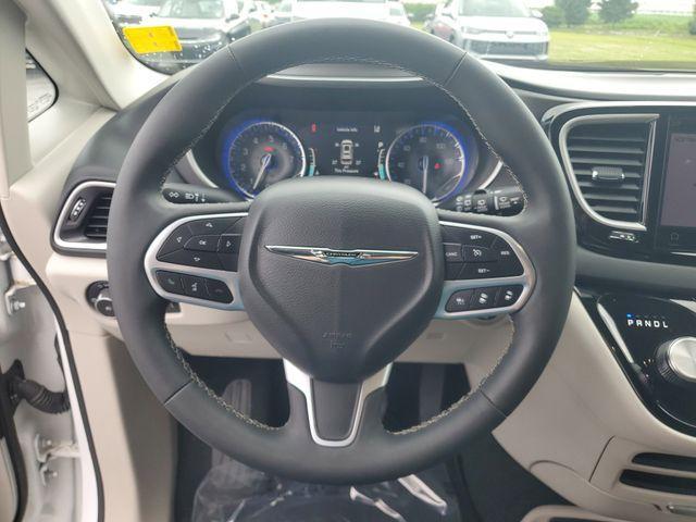 Photo of 2023 Bright White Clearcoat Chrysler Pacifica