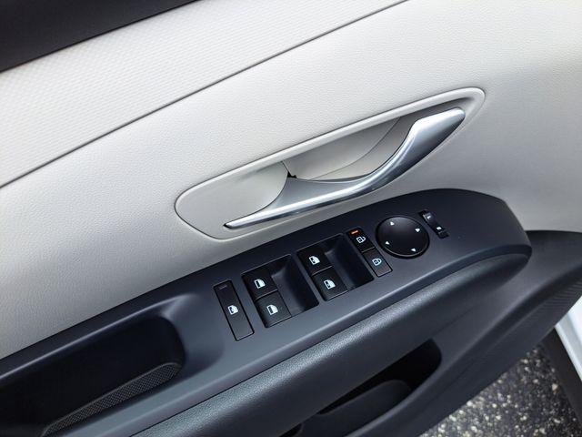 Photo of 2025 White Pearl Hyundai TUCSON