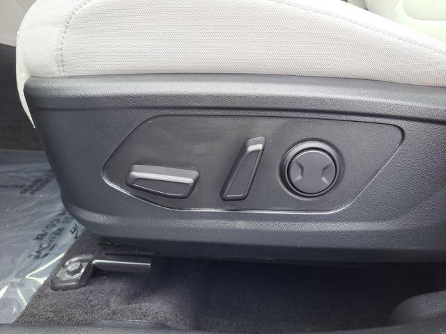 Photo of 2025 White Pearl Hyundai TUCSON