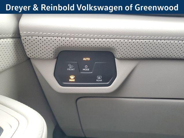 Photo of 2025 Deep Black Pearl Effect Volkswagen Atlas