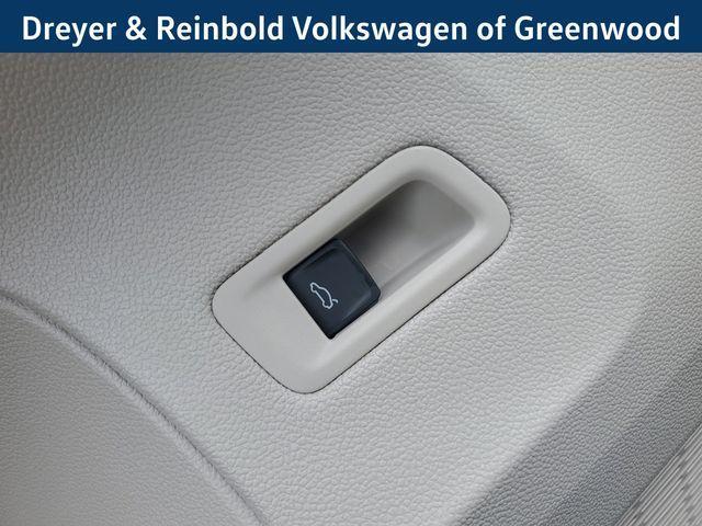 Photo of 2025 Deep Black Pearl Effect Volkswagen Atlas
