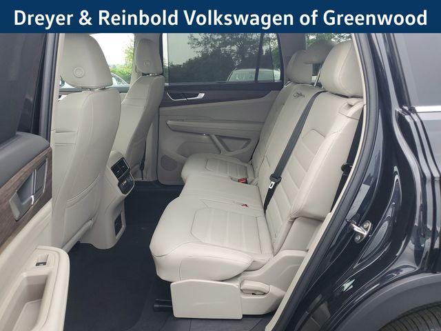 Photo of 2025 Deep Black Pearl Effect Volkswagen Atlas
