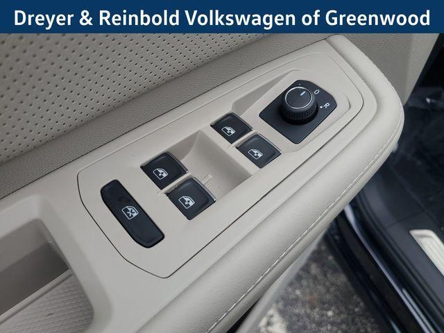 Photo of 2025 Deep Black Pearl Effect Volkswagen Atlas
