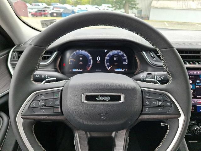 Photo of 2023 Diamond Black Crystal Pearlcoat Jeep Grand Cherokee