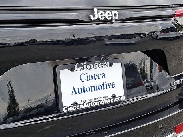 Photo of 2023 Diamond Black Crystal Pearlcoat Jeep Grand Cherokee