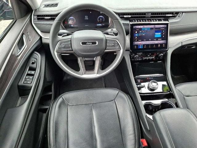 Photo of 2023 Diamond Black Crystal Pearlcoat Jeep Grand Cherokee