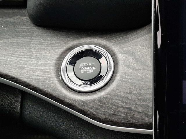Photo of 2023 Diamond Black Crystal Pearlcoat Jeep Grand Cherokee