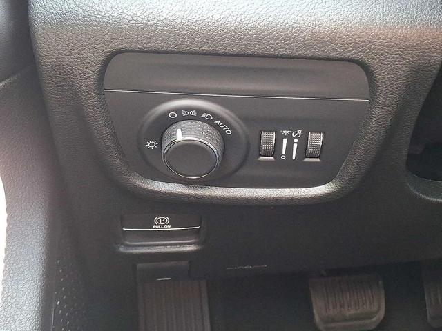 Photo of 2025 Bright White Clearcoat Jeep Grand Cherokee