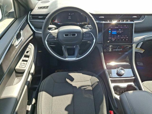 Photo of 2025 Bright White Clearcoat Jeep Grand Cherokee