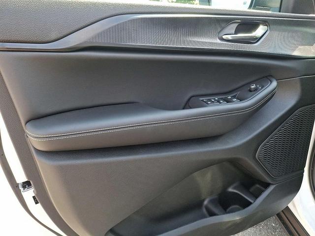Photo of 2025 Bright White Clearcoat Jeep Grand Cherokee