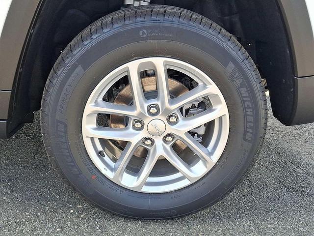 Photo of 2025 Bright White Clearcoat Jeep Grand Cherokee