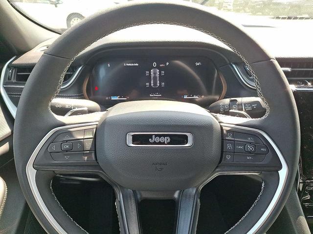 Photo of 2025 Bright White Clearcoat Jeep Grand Cherokee