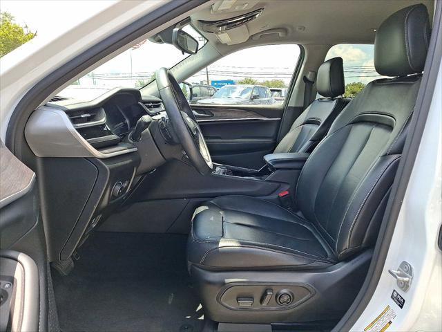 Photo of 2022 Bright White Clearcoat Jeep Grand Cherokee L