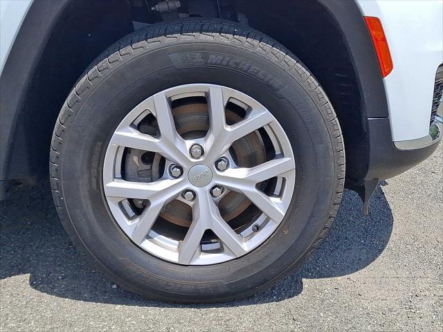 Photo of 2022 Bright White Clearcoat Jeep Grand Cherokee L