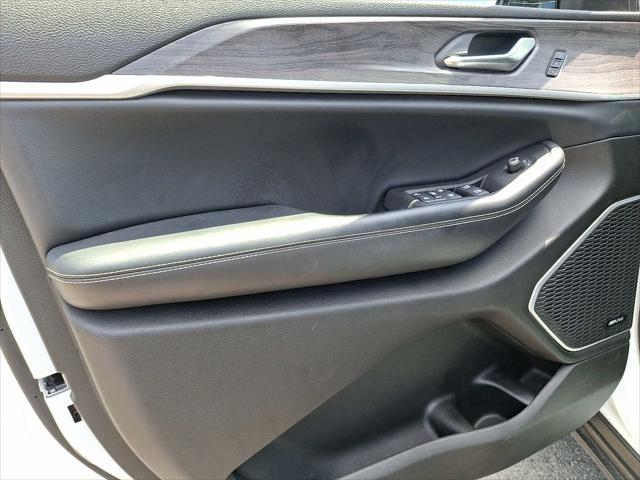 Photo of 2022 Bright White Clearcoat Jeep Grand Cherokee L