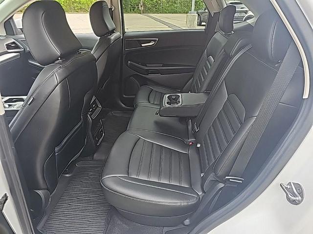 Photo of 2022 Oxford White Ford Edge