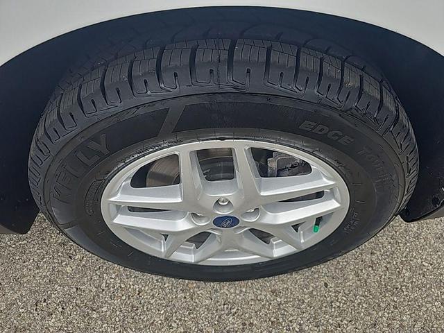 Photo of 2022 Oxford White Ford Edge