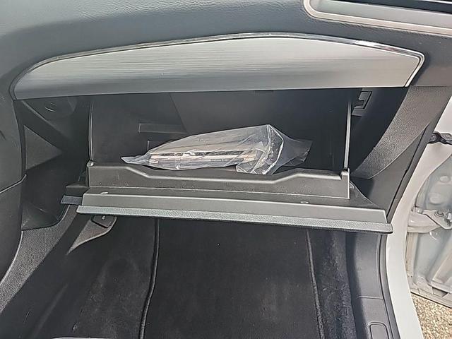 Photo of 2022 Oxford White Ford Edge