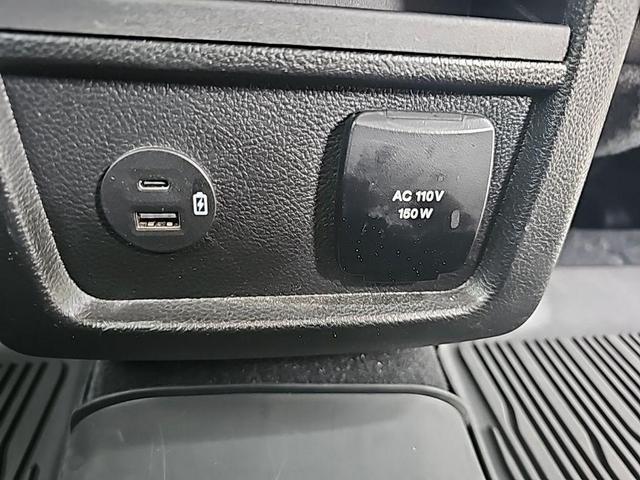 Photo of 2022 Oxford White Ford Edge