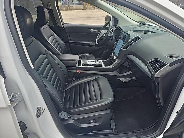 Photo of 2022 Oxford White Ford Edge