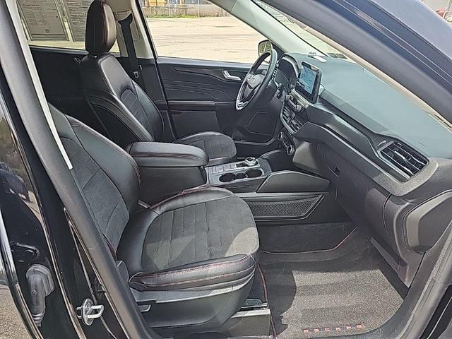 Photo of 2022 Agate Black Metallic Ford Escape
