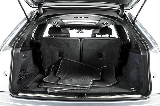 Photo of 2025 SATELLITE SILVER Audi Q7