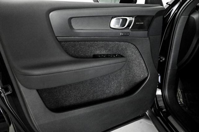 Photo of 2022 BLACK Volvo XC40
