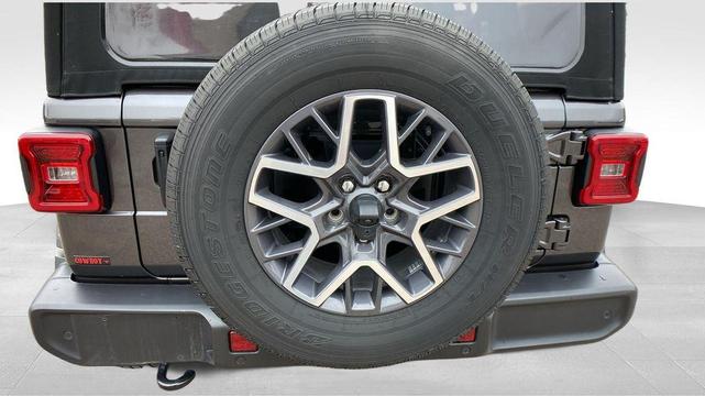 Photo of 2024 Granite Crystal Clearcoat Metallic Jeep Wrangler