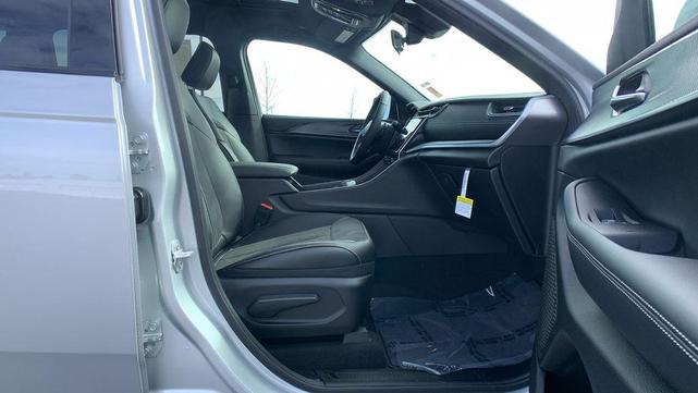 Photo of 2025 Silver Zynith Jeep Grand Cherokee L