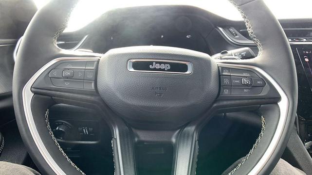 Photo of 2025 Silver Zynith Jeep Grand Cherokee L