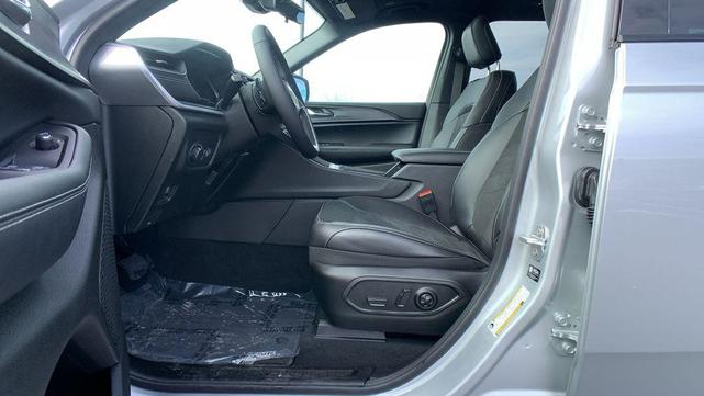 Photo of 2025 Silver Zynith Jeep Grand Cherokee L
