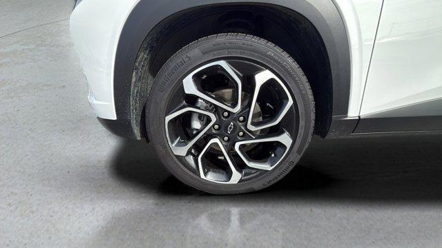 Photo of 2025 Summit White Chevrolet Trax