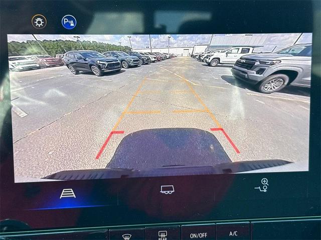 Photo of 2025 Summit White Chevrolet Colorado