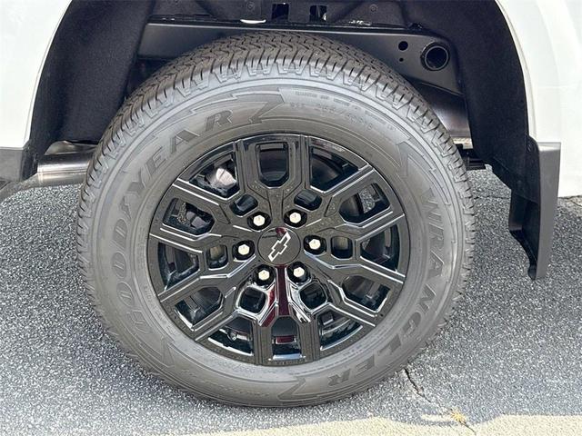 Photo of 2025 Summit White Chevrolet Colorado