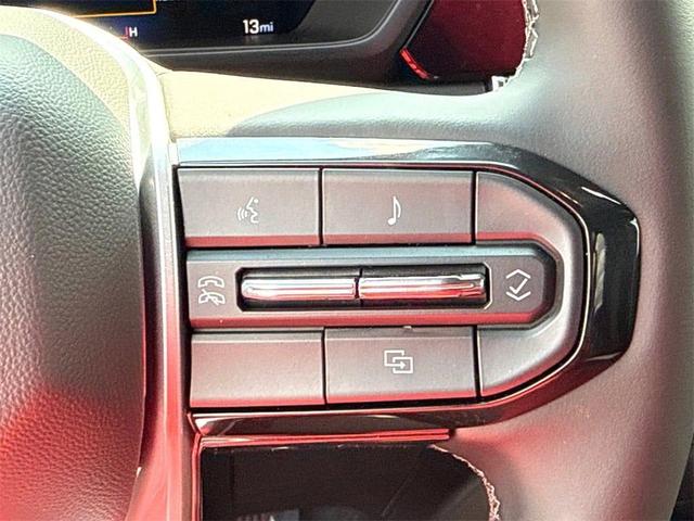 Photo of 2025 Summit White Chevrolet Colorado