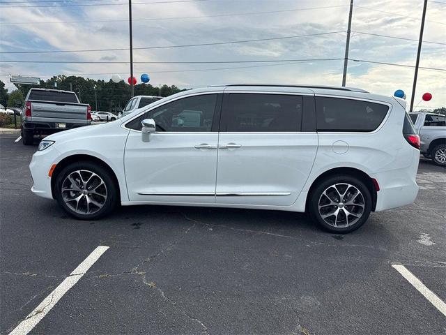 Photo of 2021 Bright White Clearcoat Chrysler Pacifica
