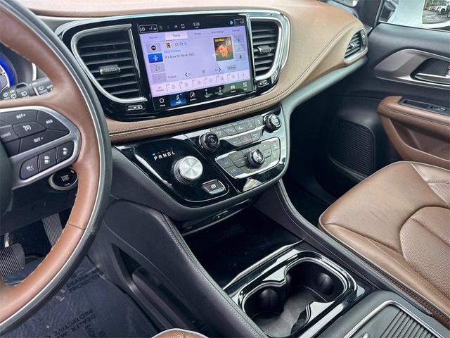 Photo of 2021 Bright White Clearcoat Chrysler Pacifica