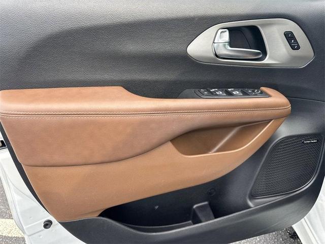 Photo of 2021 Bright White Clearcoat Chrysler Pacifica