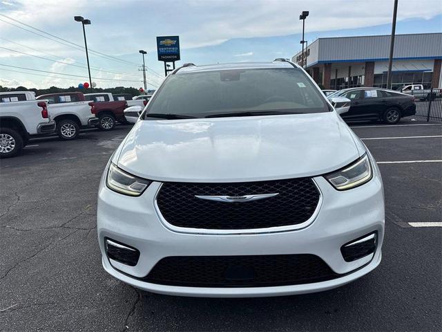 Photo of 2021 Bright White Clearcoat Chrysler Pacifica