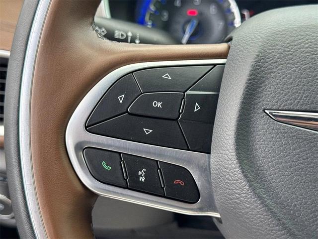 Photo of 2021 Bright White Clearcoat Chrysler Pacifica