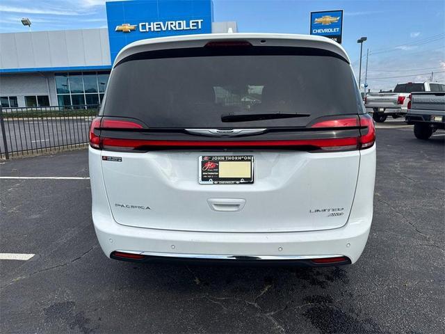 Photo of 2021 Bright White Clearcoat Chrysler Pacifica