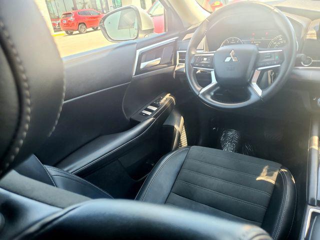 Photo of 2024 Silver Mitsubishi Outlander