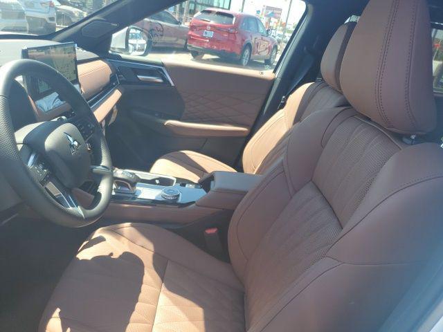 Photo of 2025 Diamond White Mitsubishi Outlander