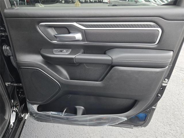 Photo of 2026 Diamond Black Crystal Pearlcoat RAM 1500