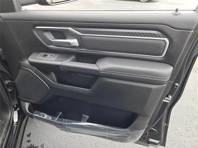 Photo of 2026 Diamond Black Crystal Pearlcoat RAM 1500