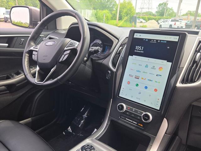 Photo of 2024 Gray Metallic Ford Edge